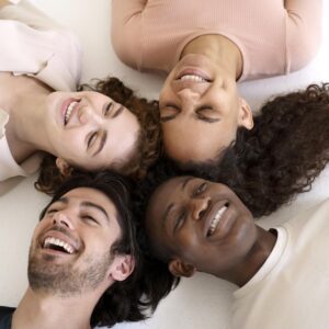 Groupe de personnes souriantes et épanouies, libérées du regard des autres